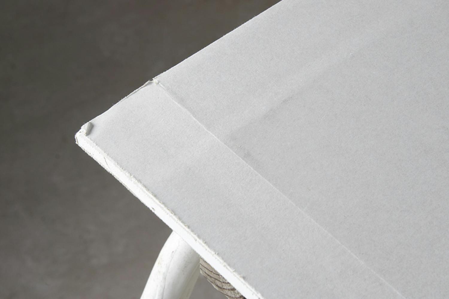 Det er sparkelkanter på begge sider av gipsplaten. Det er sparkelkanter på begge sider av gipsplaten.